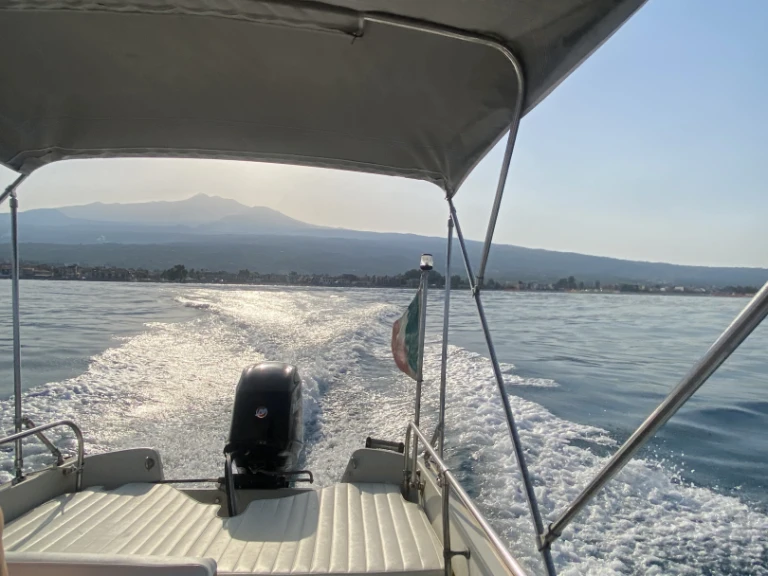 Boston Whaler Boston Whaler 17 charter bareboat or captained in  Riposto