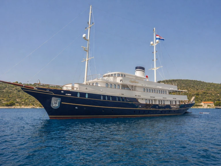 Bareboat Rental Luxury Yacht Custom with a boat licence