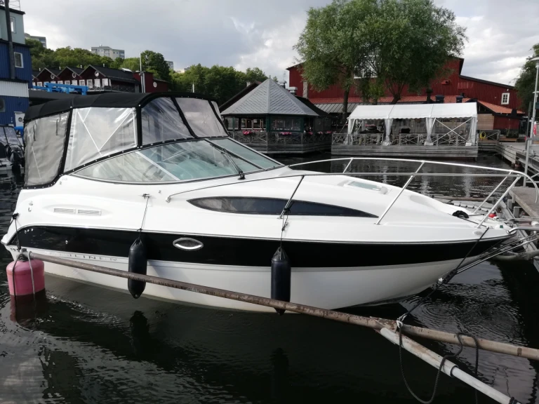 Bareboat Rental Motorboat Bayliner with a boat licence