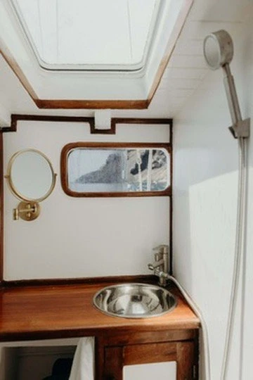 Sailboat for rent Oía at the best price