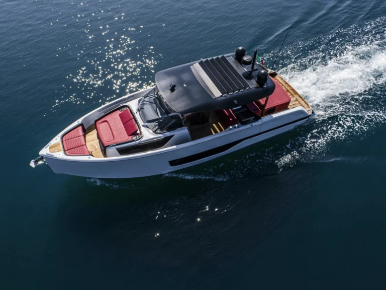 Rent a Pershing Pershing 90 Saint-Tropez