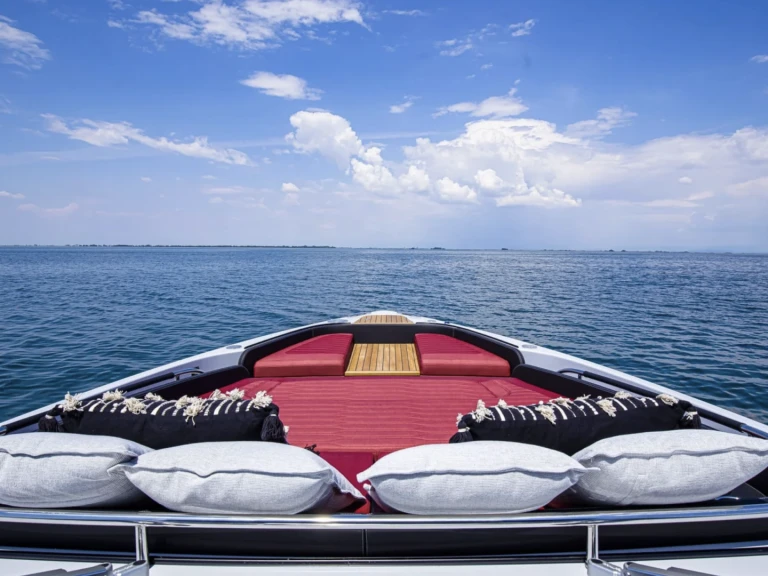 Yacht charter Saint-Tropez cheap Pershing 90