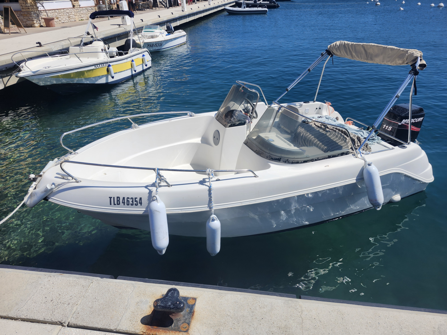 Bareboat Rental Motorboat Quicksilver with a boat licence