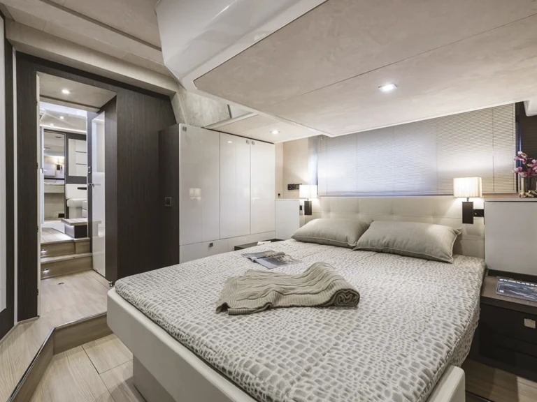 Boat rental Cranchi Cranchi 60 ST in Saint-Tropez on Samboat