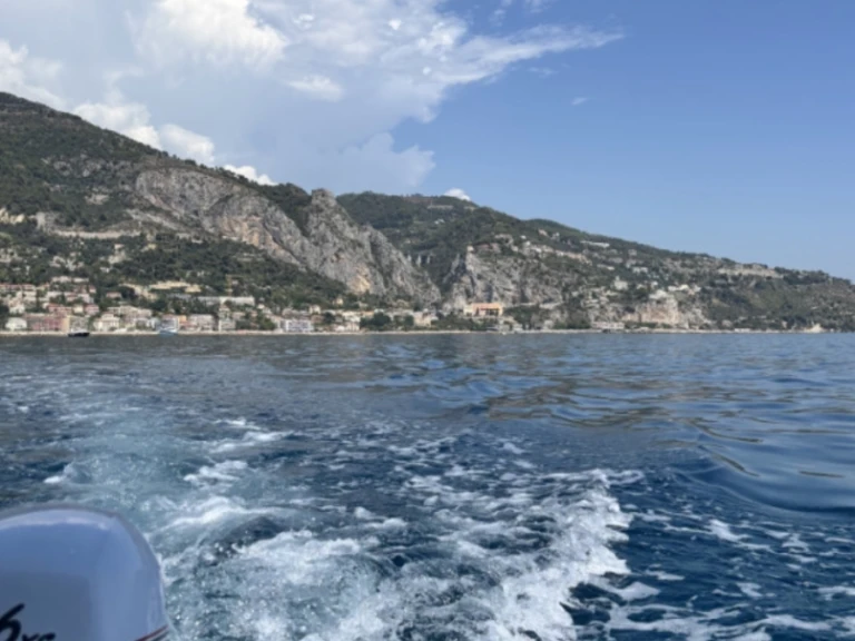 Motorboat rental with or without captain Whaly France