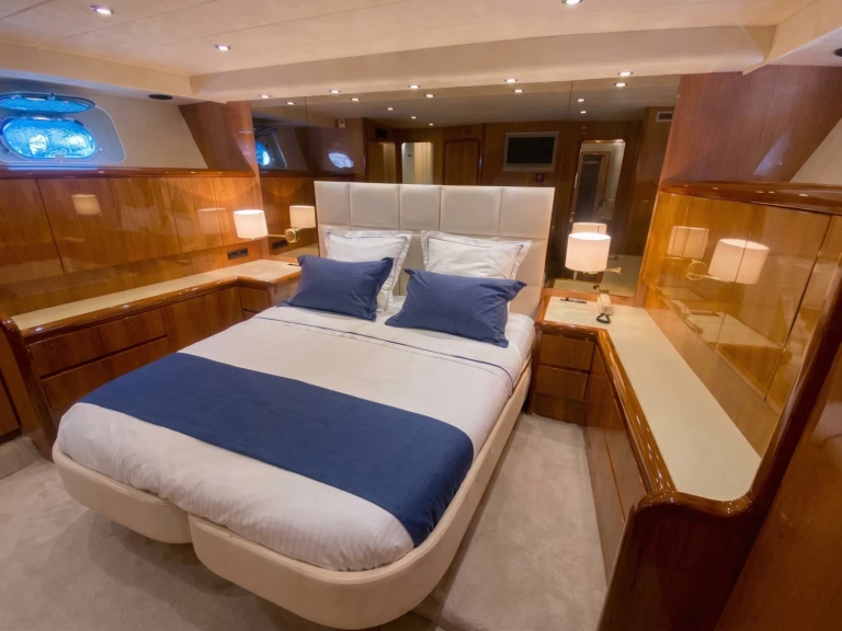Luxury Yacht rental in Saint-Tropez - Falcon 82S