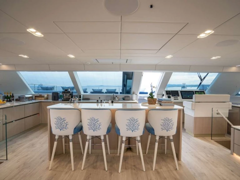 Bareboat Rental Luxury Yacht Sunreef with a boat licence
