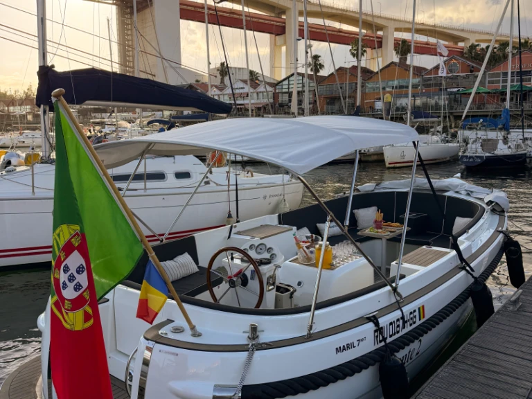 Motorboat rental with or without captain Maril Lisbon