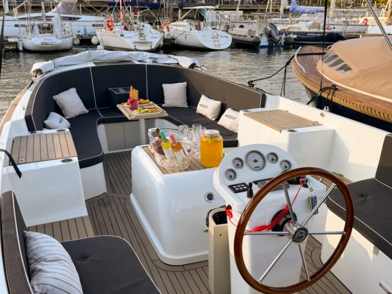 Motorboat for rent Lisbon at the best price