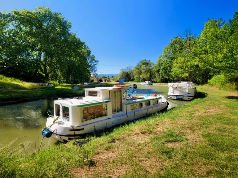 Houseboat for rent Glénac at the best price