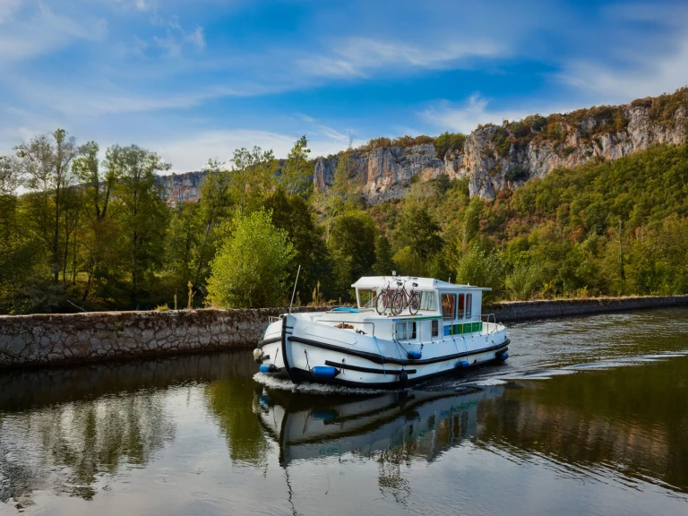 Bareboat Rental Houseboat Pénichette with a boat licence