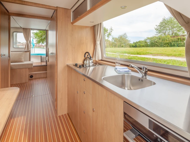 Houseboat rental with or without captain Pénichette Glénac