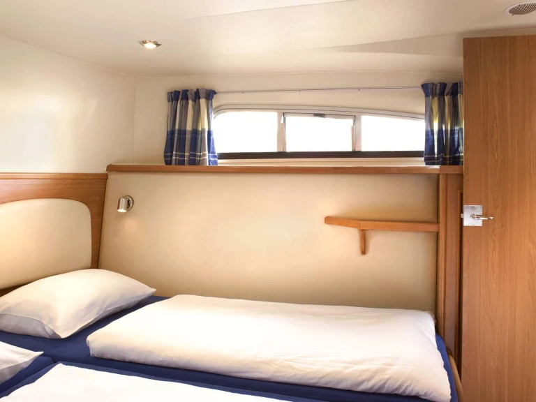 Motorboat for rent Nieuw-Loosdrecht at the best price
