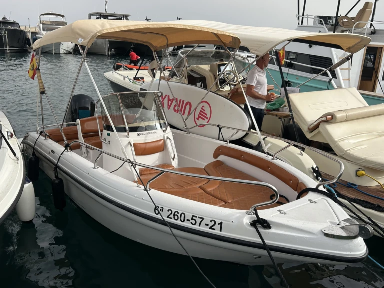 Bareboat Rental Motorboat Raineri with a boat licence