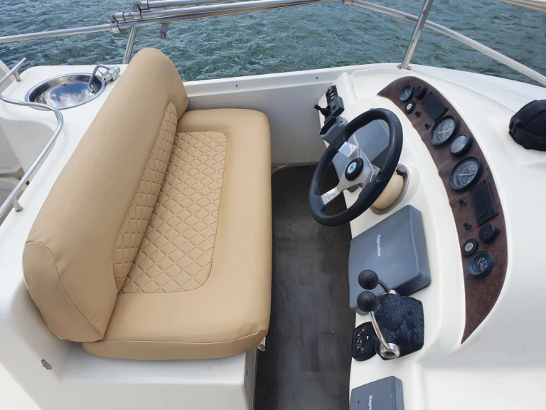 Boat rental Doqueve Majestic 46 Fly in Marbella on Samboat