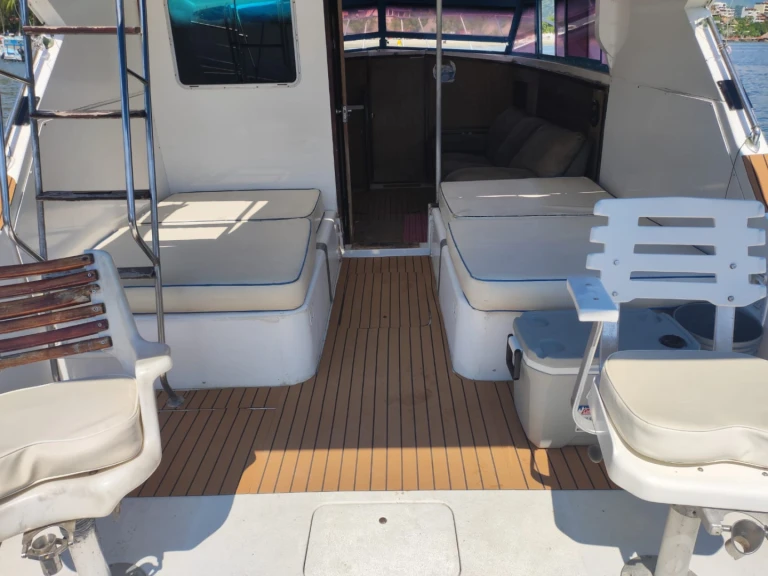 Bareboat Rental Motorboat Bertram with a boat licence