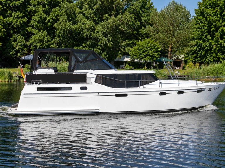 Vacance 1300 charter bareboat or captained in  Waren (Müritz)