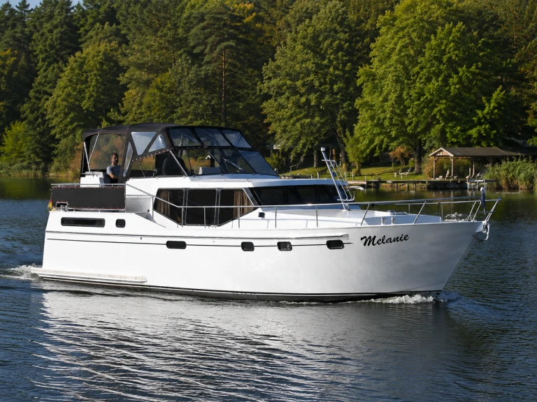 Vacance 1300 charter bareboat or captained in  Waren (Müritz)