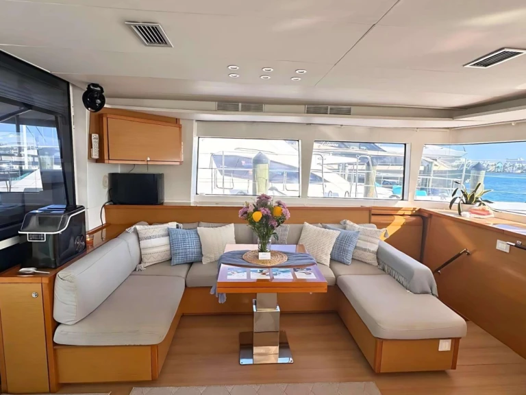 Luxury Yacht rental with or without captain Lagoon Bahamas