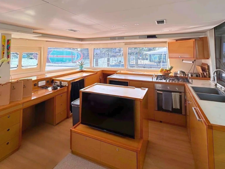 Luxury Yacht rental with or without captain Lagoon Bahamas