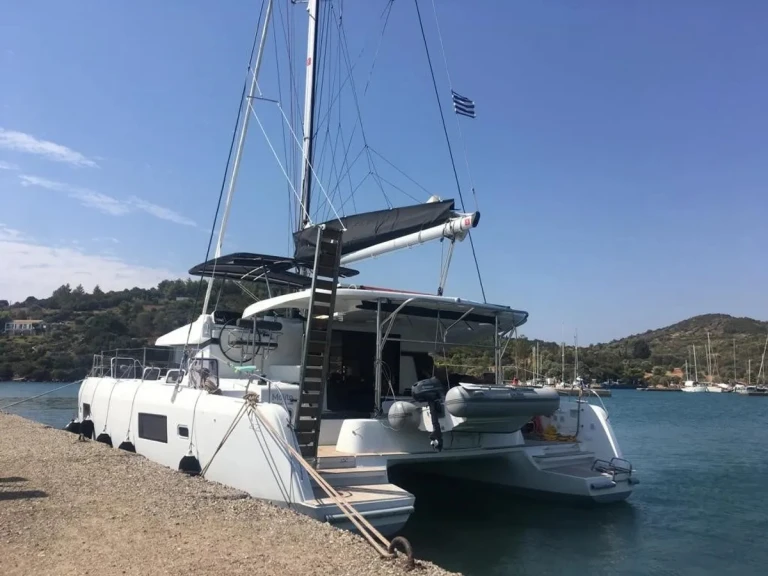 Yacht charter Lefkáda cheap Lagoon 42
