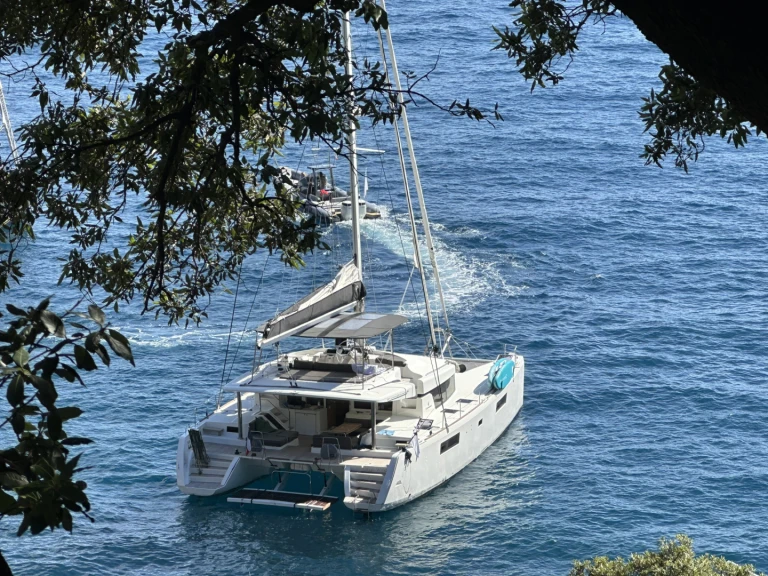 Catamaran rental in Alimos - Lagoon Lagoon 52 F