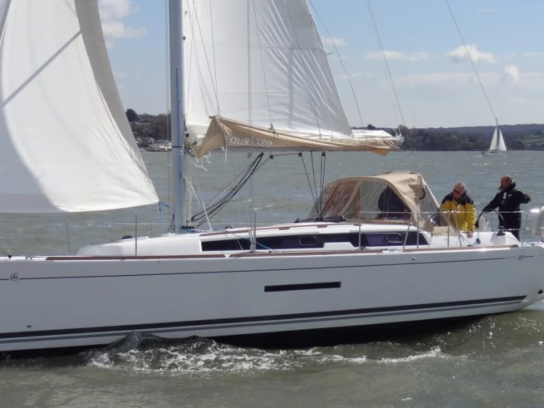 Sailboat rental with or without captain Dufour Hamble-le-Rice