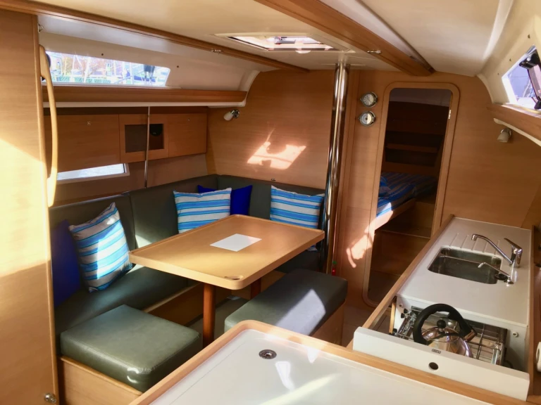 Sailboat for rent Hamble-le-Rice at the best price