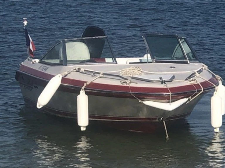 Bareboat Rental Motorboat Sea Ray with a boat licence