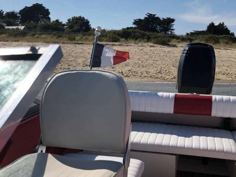Motorboat for rent Divatte-sur-Loire at the best price