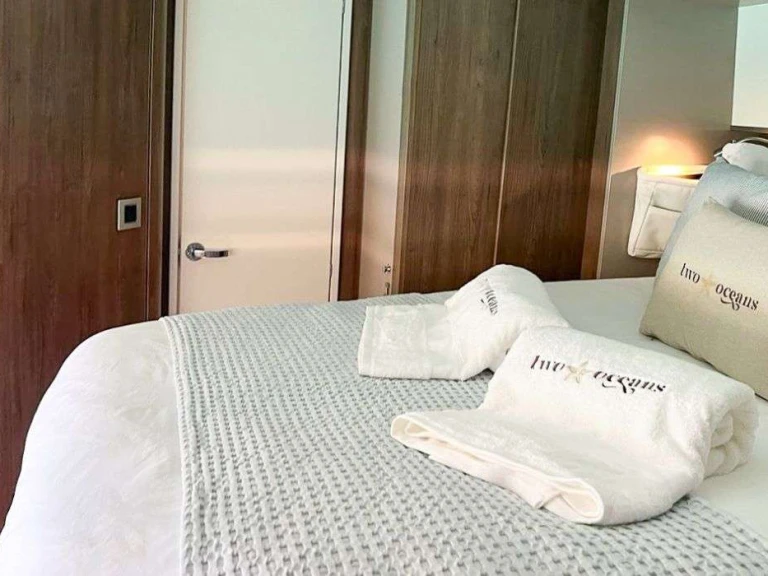 Yacht charter Frenchman's Cay cheap TWO OCEANS