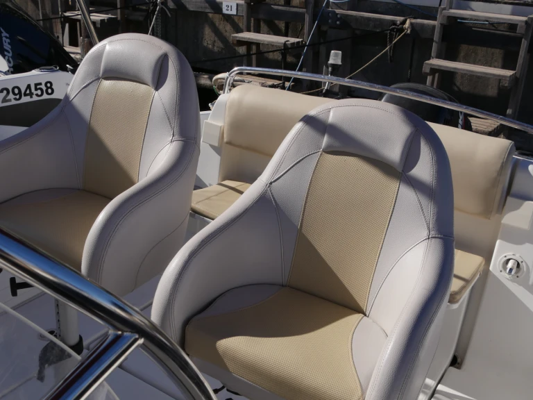Bareboat Rental Motorboat Bénéteau with a boat licence
