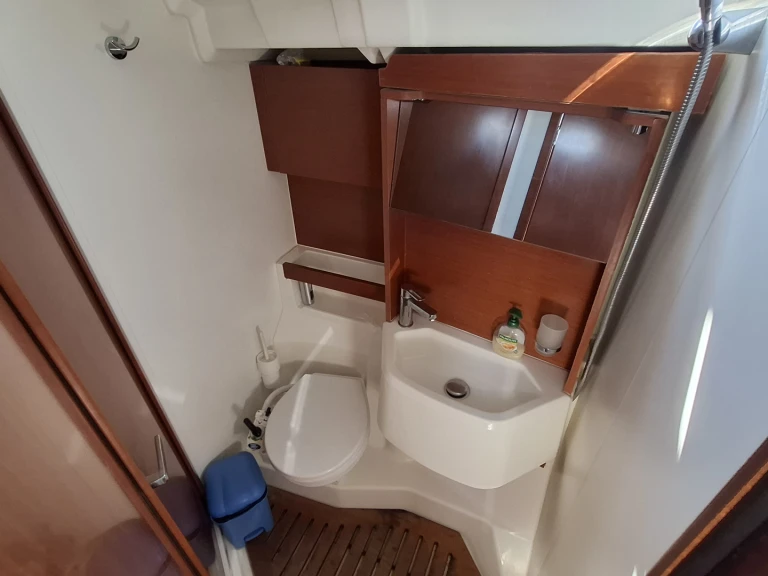 Boat rental Bénéteau Beneteau Oceanis 51.1 in Lefkáda on Samboat