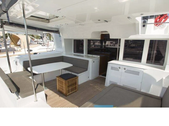 Lagoon Lagoon 450 F in Alimos on SamBoat
