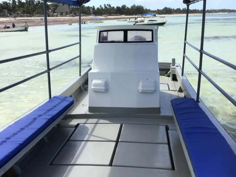 Yacht charter Pwani Mchangani cheap Chris Craft Calypso 26