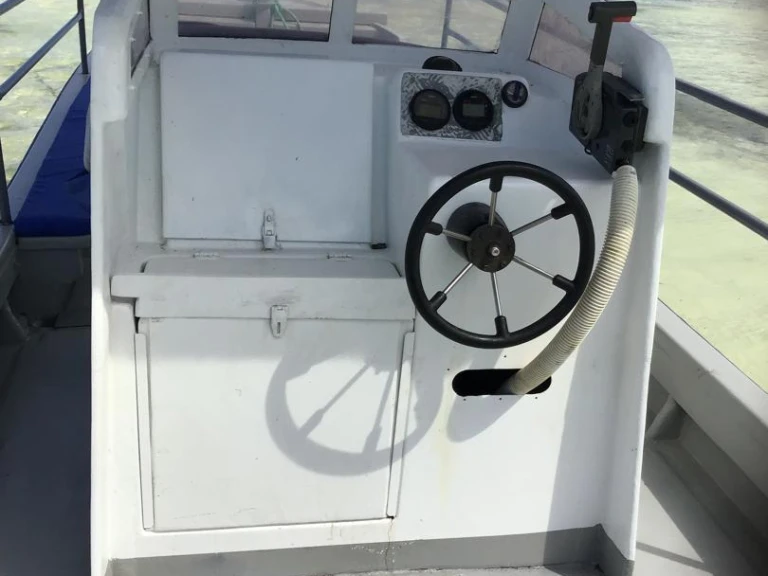 Motorboat rental in Pwani Mchangani - Chris Craft Calypso 26 Chris Craft Calypso 26