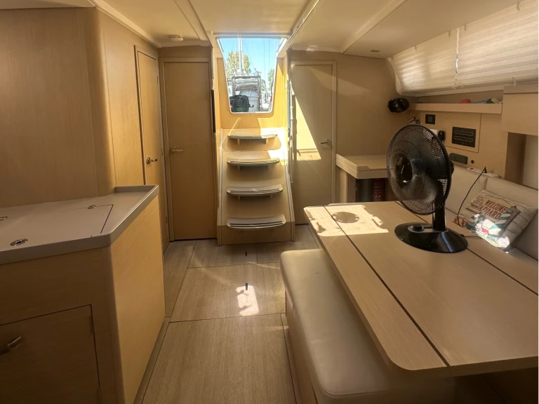 Bénéteau Oceanis 40.1 in Alimos on SamBoat