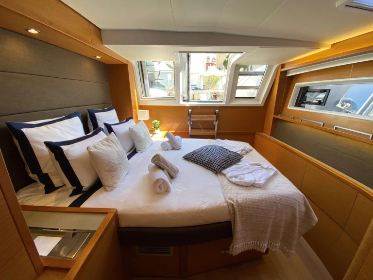 Boat rental Lagoon LA FREGATE in Toulon on Samboat