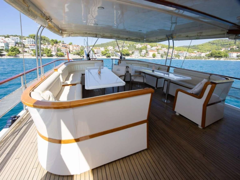 Bareboat Rental Luxury Yacht Custom with a boat licence
