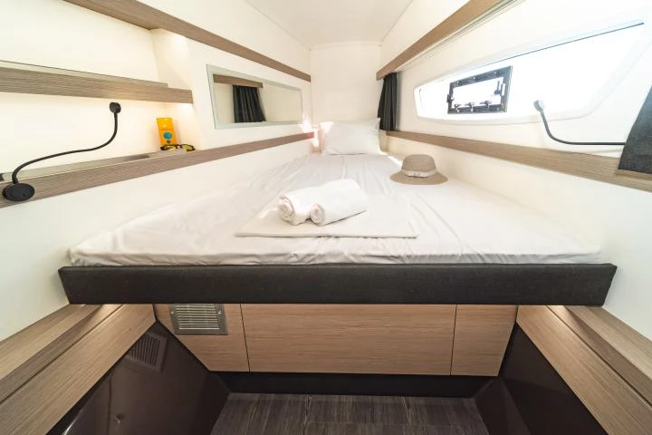 Yacht charter Villefranche-sur-Mer cheap Lucia 40