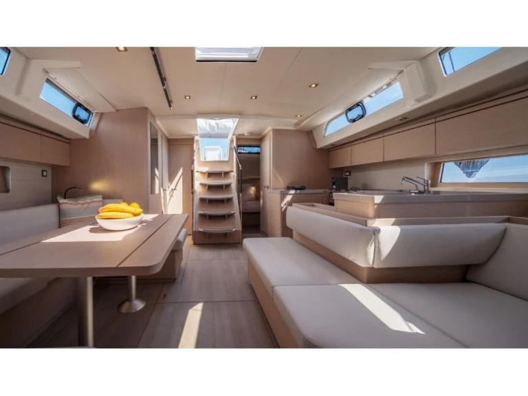Sailboat rental with or without captain Bénéteau Nikiána