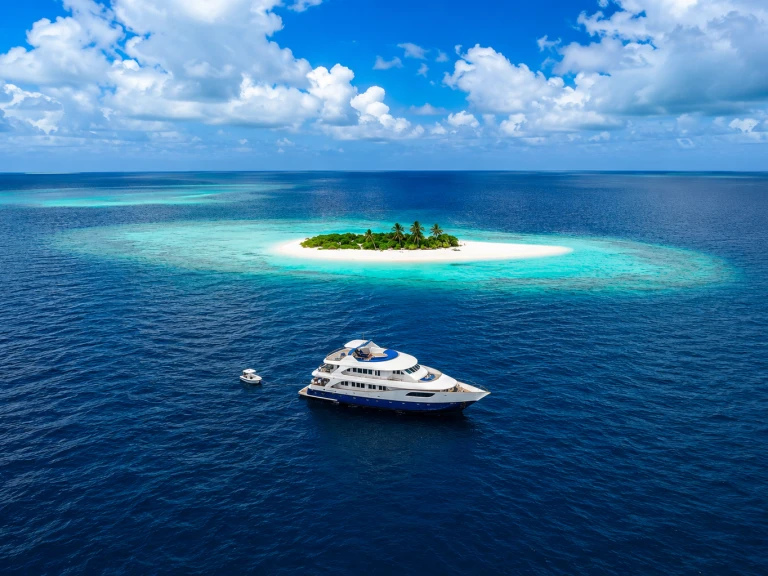 Luxury Yacht for rent Male at the best price