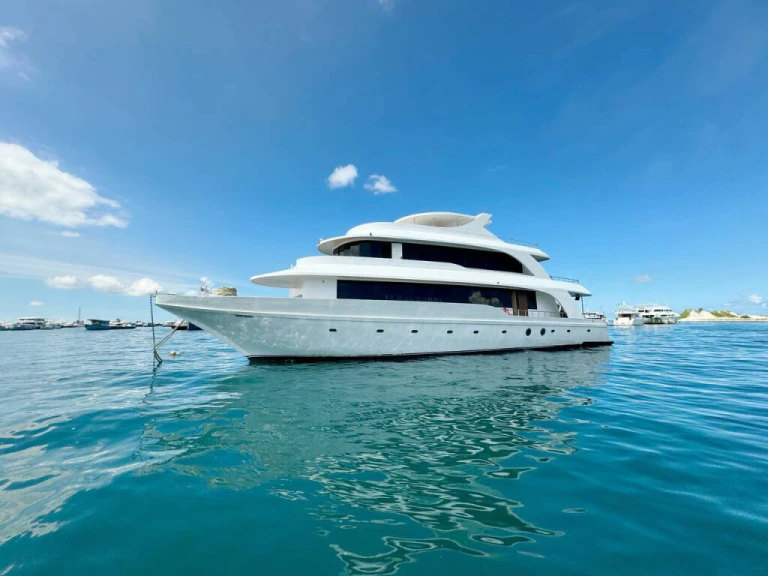 Yacht charter Malé cheap custom