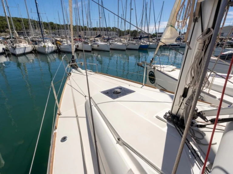 Jeanneau Sun Odyssey 389 (2019)  Jeanneau Sun Odyssey 389 (2019)  charter bareboat or captained in  Marseille