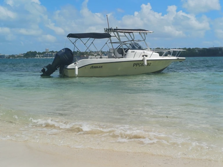 Motorboat rental with or without captain Angler Le Gosier