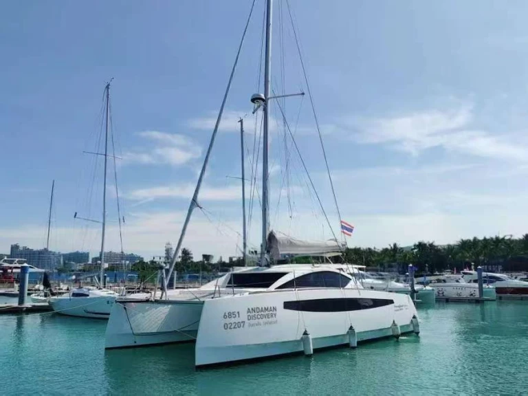 Bareboat Rental Catamaran Comar with a boat licence