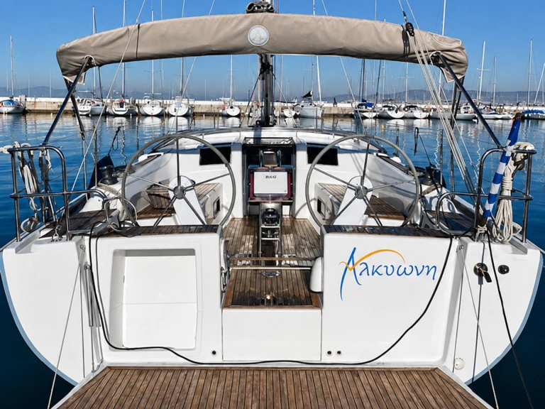 Sailboat for rent Lávrio at the best price