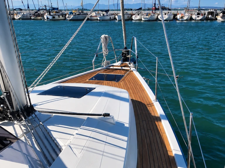 Sailboat rental in Lávrio - Hanse Hanse 385