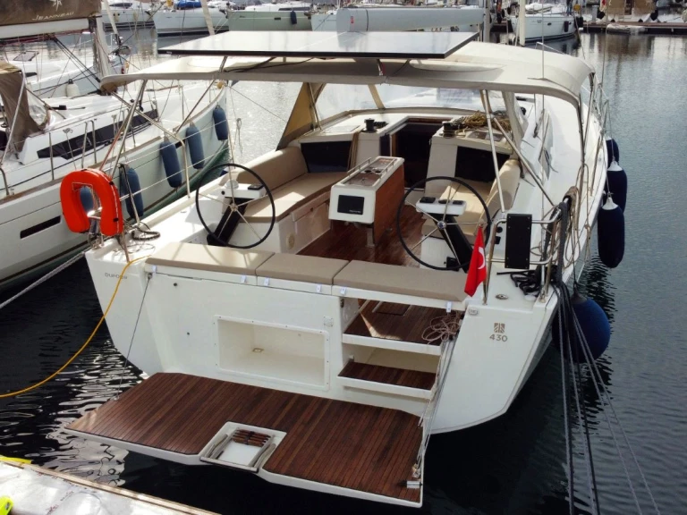 Boat rental Dufour Dufour 430 in Marmaris on Samboat