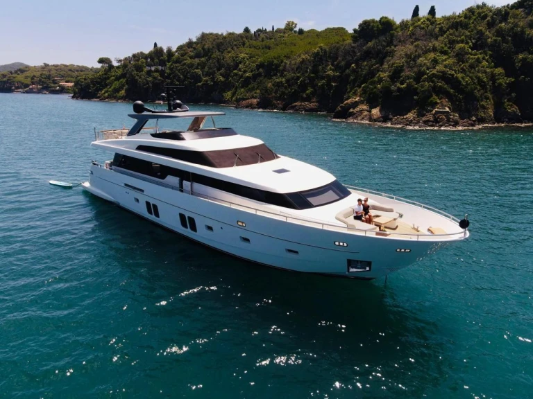 Luxury Yacht rental with or without captain San Lorenzo Cancún